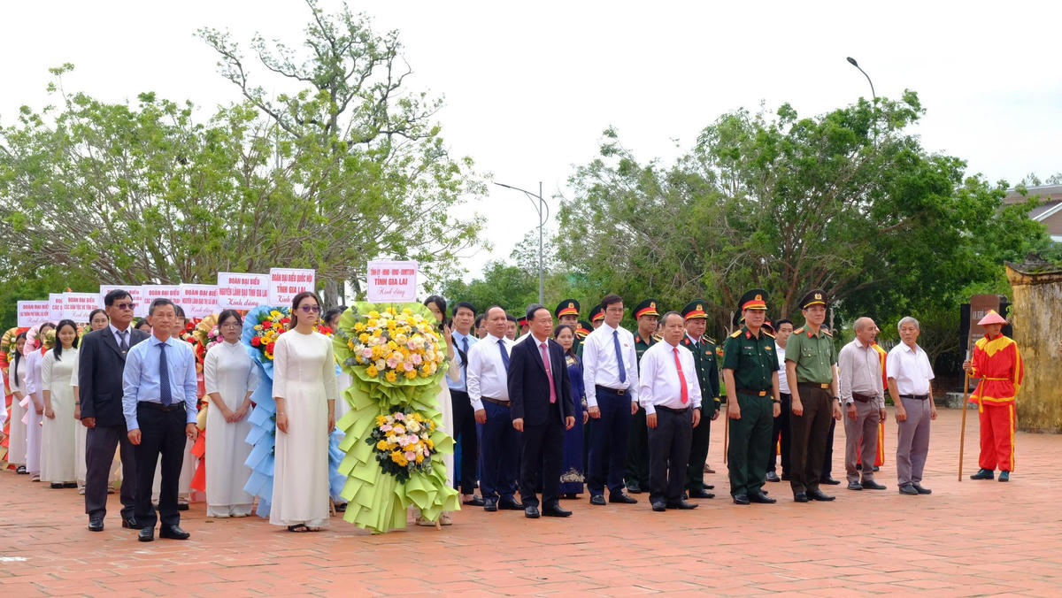 Đại biểu dự lễ dâng hương Tượng đài Hoàng đế Quang Trung tại di tích An Khê Trường. Ảnh: Ngọc Nhuận