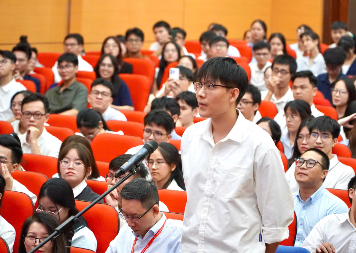 Thủ khoa kỳ thi bác sĩ nội trú năm 2026 Nguyễn Đức Anh Quân hô tên chuyên ngành bác sĩ nội trú tại sự kiện Match Day. 
