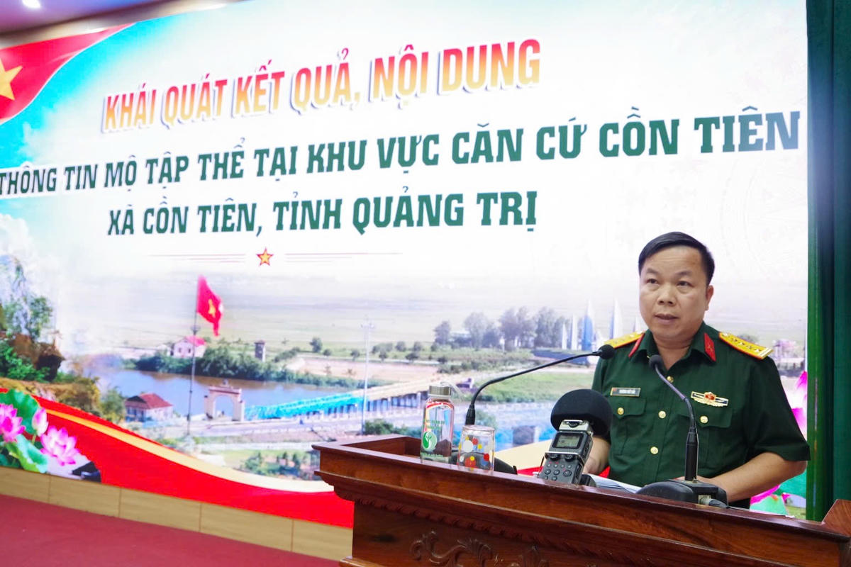 Đại tá Trương Viết Hải trình bày báo cáo đề dẫn hội thảo. Ảnh: QSQT.