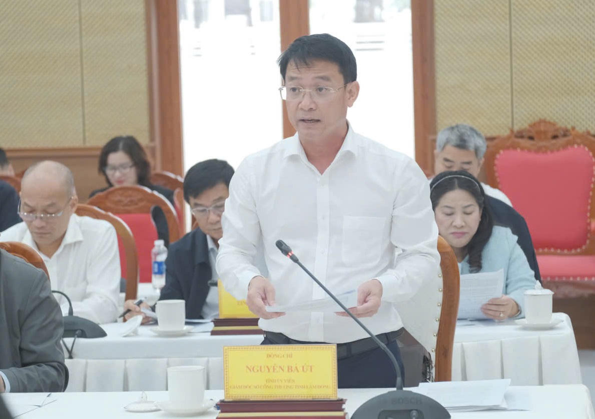 Ông Nguyễn Bá Út, Giám đốc Sở Công Thương tỉnh Lâm Đồng, báo cáo với đoàn công tác tại buổi làm việc.