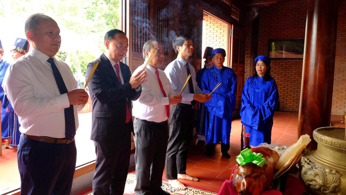 Lãnh đạo tỉnh Gia Lai dâng hương tại Điện thờ Tây Sơn Tam kiệt, khuôn viên di tích An Khê Trường. Ảnh: Ngọc Nhuận