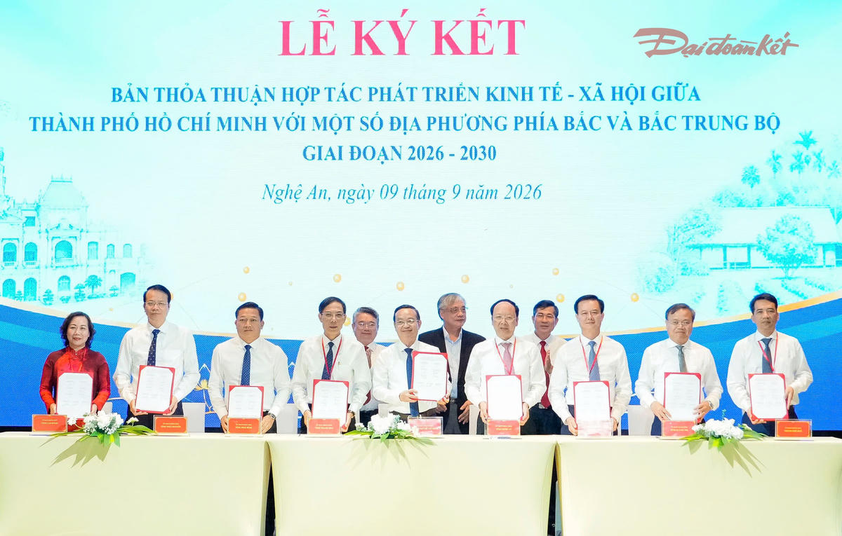 UBND TPHCM và UBND 8 tỉnh, thành phố phía Bắc và Bắc Trung Bộ đã ký Thỏa thuận hợp tác phát triển kinh tế - xã hội giai đoạn 2026-2030. Ảnh: PB