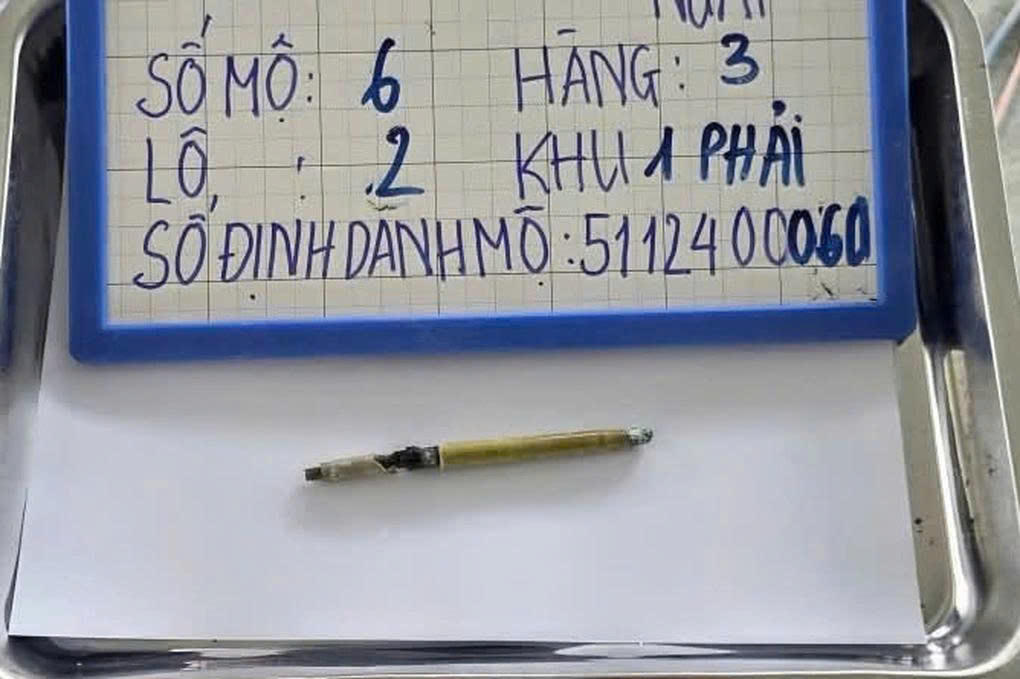 Cây viết có khắc tên Lê Thị Thu Hương hoặc Lê Thị Thư Hương được tìm thấy trong mộ liệt sĩ. Ảnh: QS.