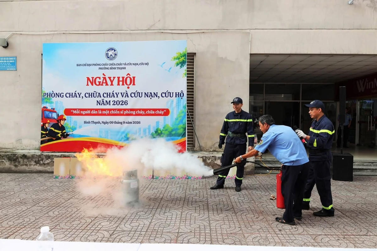 Hướng dẫn sử dụng bình chữa cháy cho người dân. Ảnh: MTBT.