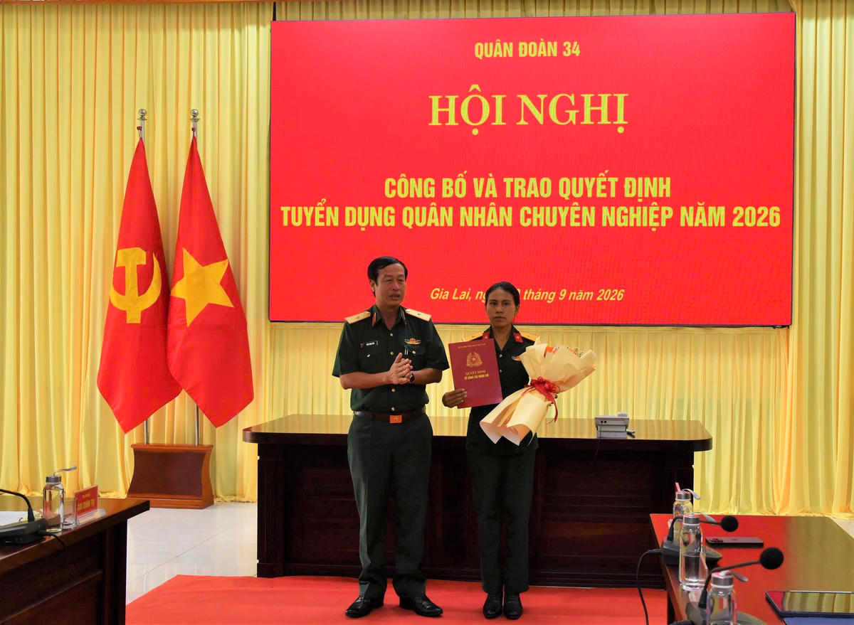 Bộ Tư lệnh Quân đoàn 34 trao quyết định tuyển dụng chị Rmah H'Thiệp, vợ Thượng sĩ Kpă Thiêp, vào quân nhân chuyên nghiệp. Ảnh: Quân đoàn 34.