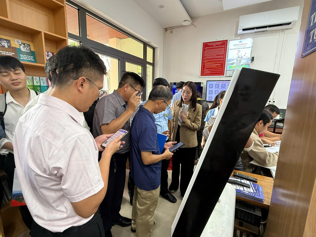 Gần 112.577 lượt giao dịch trong năm qua hỗ trợ công dân nâng cao thực hành kỹ năng số, được phong trào thi đua Dân vận khéo đánh giá cao. Ảnh: Quang Thắng.