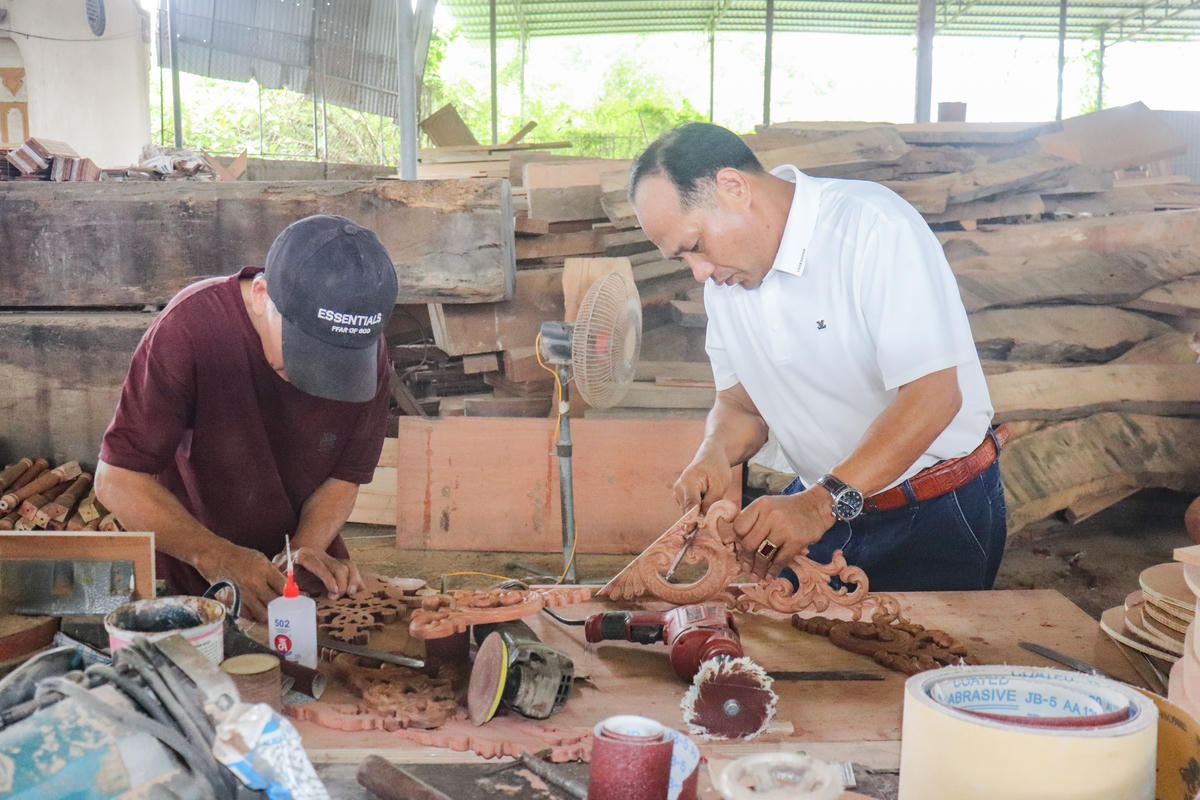 Ông Ngọc trực tiếp tham gia chế tác đồ gỗ cùng người lao động. Ảnh: Đình Minh