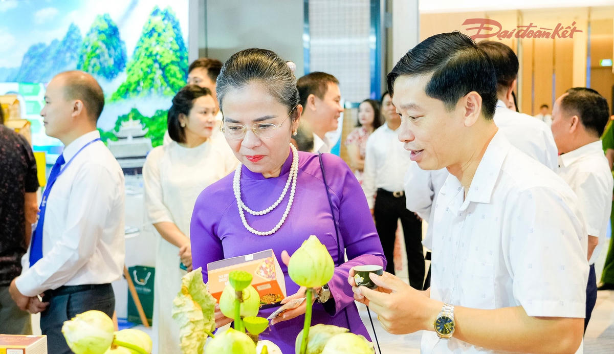 Lãnh đạo tỉnh Nghệ An tham quan các gian hàng được trưng bày tại hội nghị. Ảnh: PB