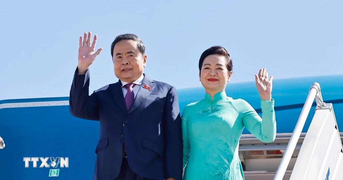 Chủ tịch Quốc hội Trần Thanh Mẫn và Phu nhân Nguyễn Thị Thanh Nga cùng Đoàn đại biểu cấp cao Việt Nam đã đến sân bay Chinggis Khan, thủ đô Ulaanbaatar, bắt đầu thăm chính thức Mông Cổ. Ảnh: TTXVN