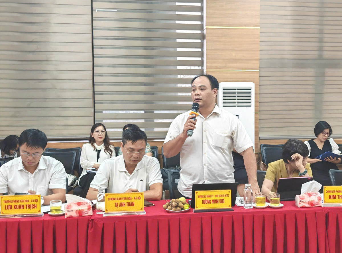 Thường trực Đảng ủy, Chủ tịch Ủy ban MTTQ Việt Nam phường Vĩnh Tuy Dương Minh Đức phát biểu tại buổi làm việc