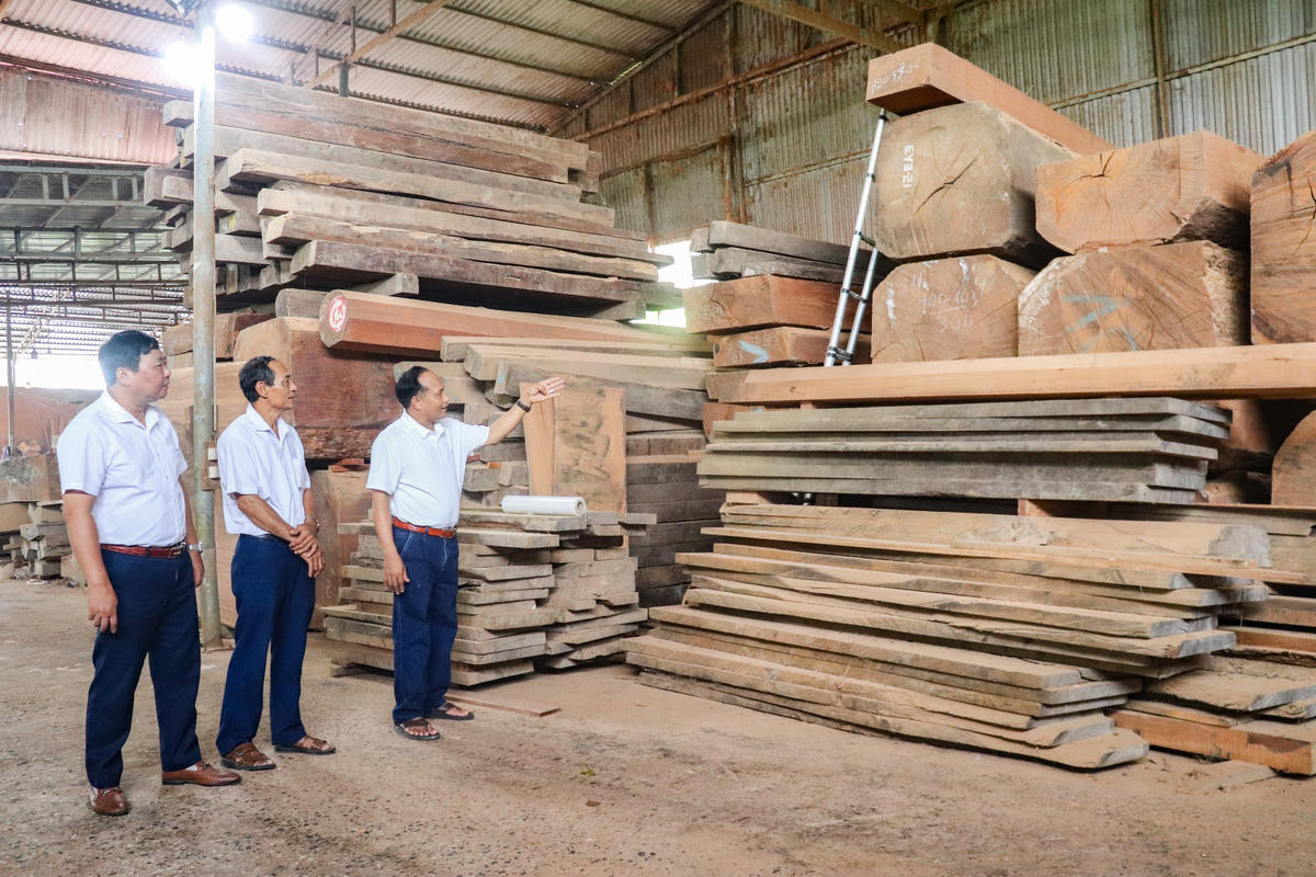Trở về địa phương sau khi xuất ngũ, ông Ngọc quyết tâm hồi sinh nghề mộc gia truyền. Ảnh: Đình Minh