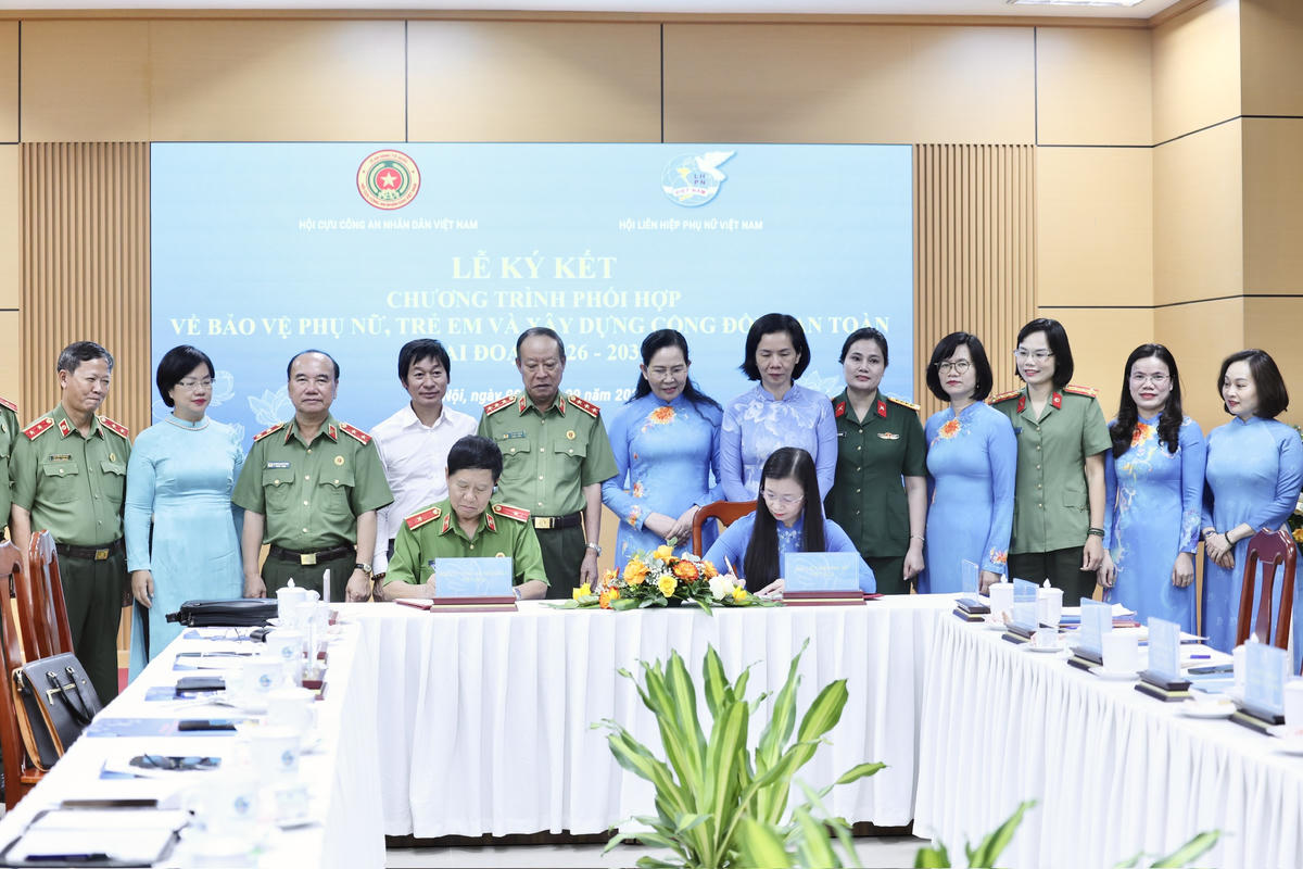 Hội Liên hiệp Phụ nữ Việt Nam và Hội Cựu Công an nhân dân Việt Nam ký kết chương trình phối hợp. Ảnh: PV