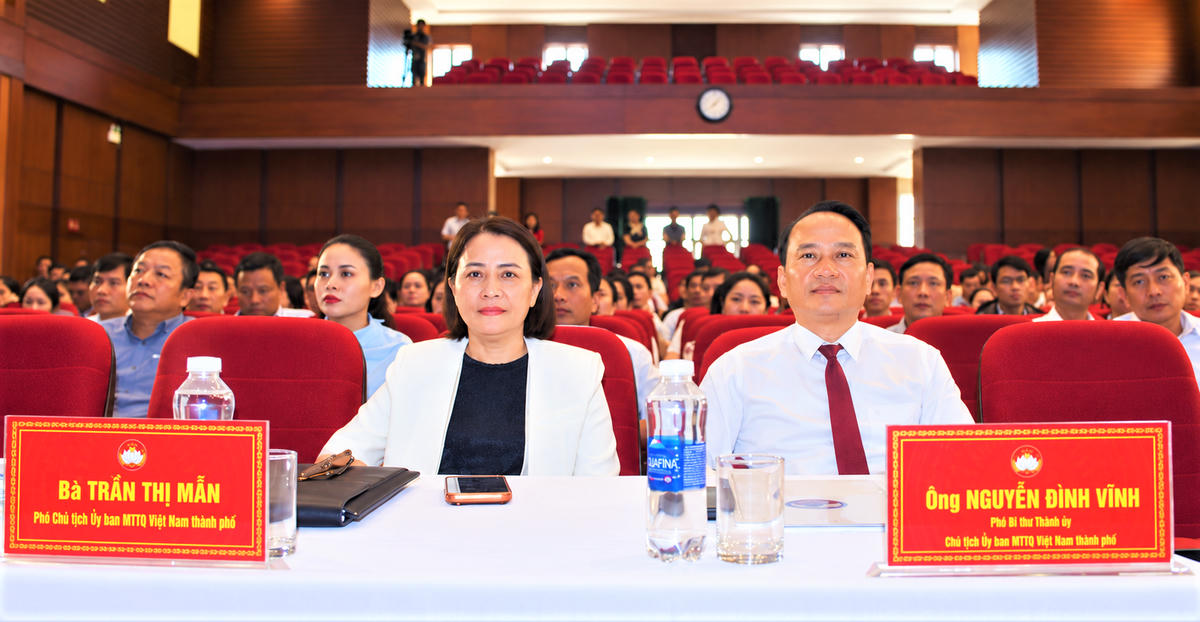 Ông Nguyễn Đình Vĩnh (bên phải), Phó Bí thư Thành ủy, Chủ tịch Ủy ban MTTQ Việt Nam thành phố tham dự hội nghị tập huấn. Ảnh: NT.