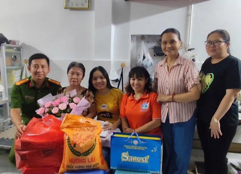  Công an phường Hiệp Bình phối hợp Tổ công tác "3 trong 1" khu phố 41 và chị Trần Thị Thùy Vân thăm hỏi, trao tặng bà Nguyễn Thị Mùi phần quà gồm 10 triệu đồng và 10 kg gạo vì hành động cao đẹp. Ảnh: Công an cung cấp.