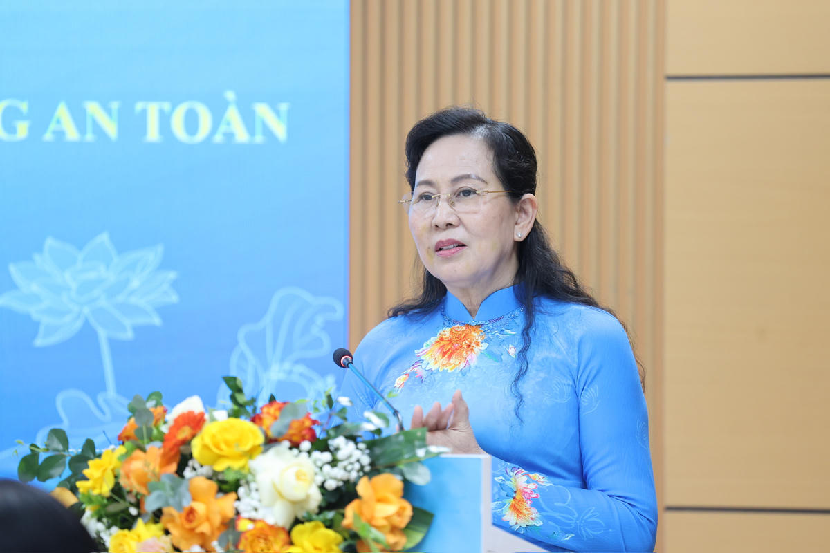 Bà Lê Thị Thủy, Phó Chủ tịch Ủy ban Trung ương MTTQ Việt Nam, Chủ tịch Hội LHPN Việt Nam phát biểu tại lễ kí kết. Ảnh: PV