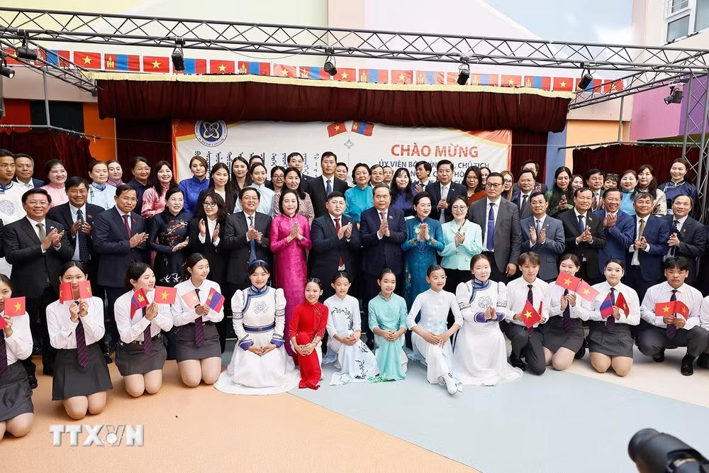 ttxvn-chu-tich-quoc-hoi-tham-truong-so-14-mang-ten-chu-tich-ho-chi-minh-o-mong-co-0909-3.jpg