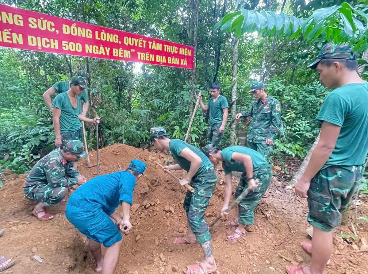 Lực lượng chức năng tiến hành khai quật mộ hài cốt liệt sĩ tại xã Trà Giáp. Ảnh: QS.
