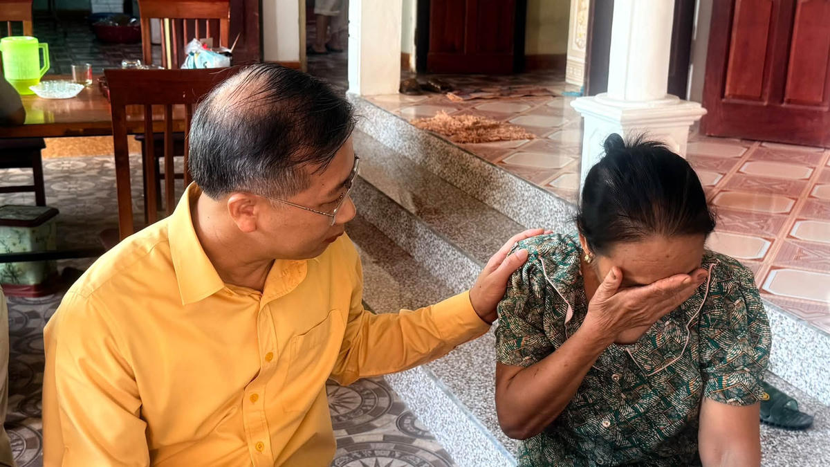 Ông Nguyễn Đức Thành, Phó Chủ tịch Uỷ ban MTTQ tỉnh Nghệ An chia sẻ, động viên thân nhân gia đình nạn nhân vượt qua nỗi đau. Ảnh: MT
