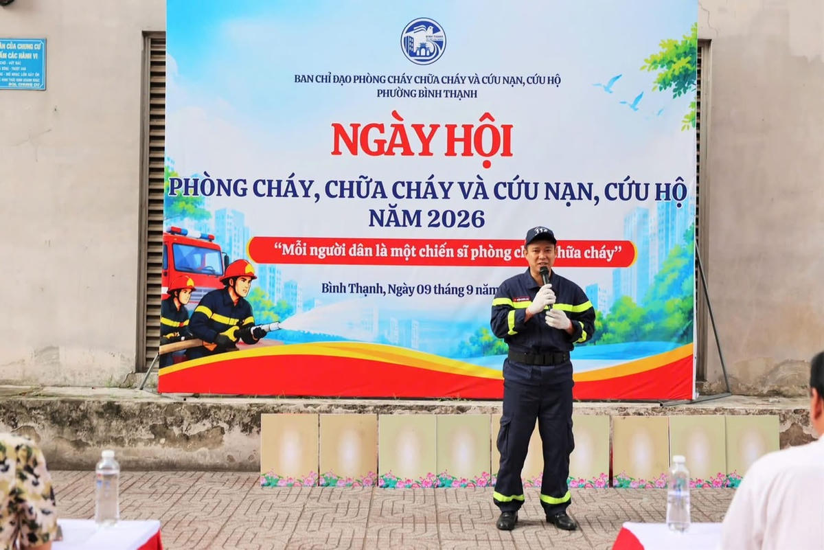 Cán bộ PCCC tuyên truyền về phòng cháy, chữa cháy. Ảnh: MTBT.