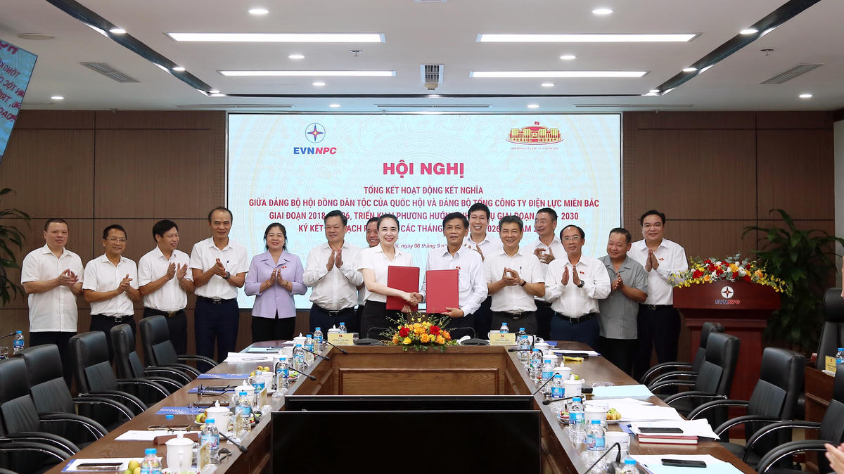 Ông Lâm Văn Mẫn, Ủy viên Trung ương Đảng, Bí thư Đảng ủy, Chủ tịch Hội đồng Dân tộc và bà Đỗ Nguyệt Ánh, Bí thư Đảng ủy, Chủ tịch Hội đồng thành viên EVNNPC đã ký kết kế hoạch phối hợp những tháng cuối năm 2026 và năm 2027 _ Ảnh: TH