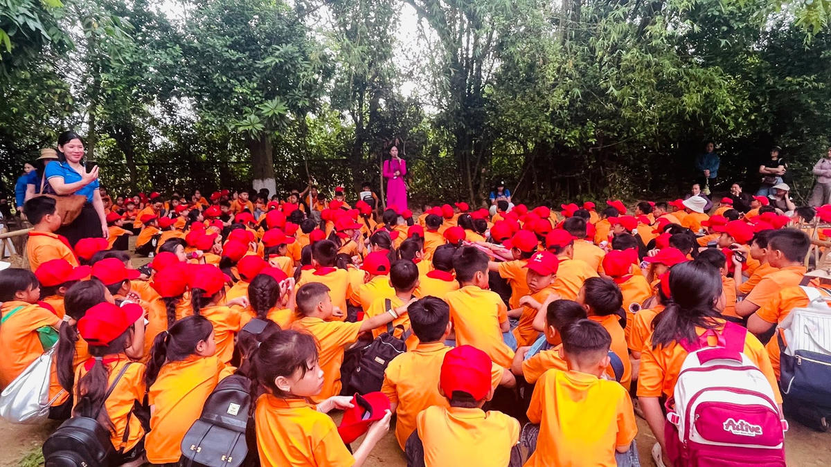 Một hoạt động tham quan, trải nghiệm của Trường Tiểu học Kỳ Ninh do Công ty TNHH Điều hành Du lịch Viễn Anh tổ chức. Ảnh: THKN. 