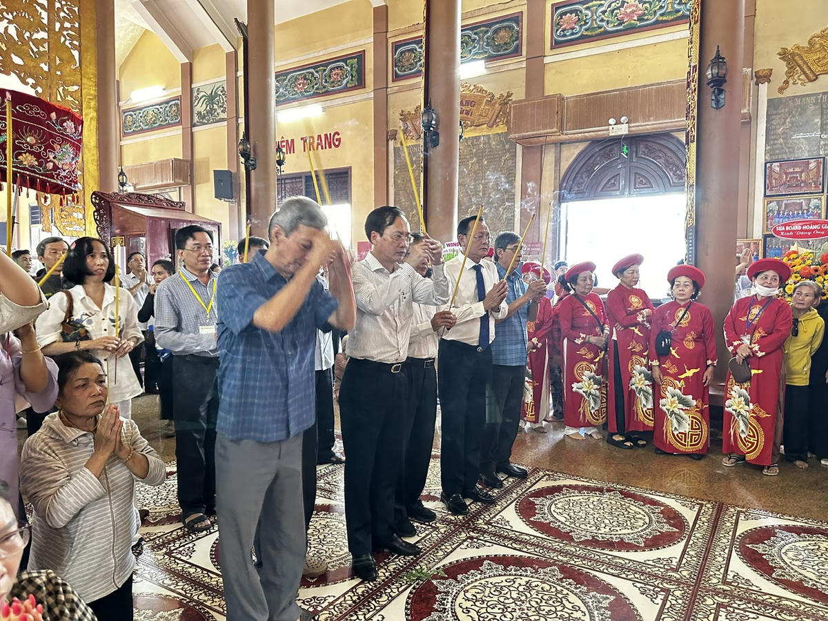 Lãnh đạo tỉnh Đồng Tháp, Vĩnh Long cùng đại biểu thành kính dâng hương tưởng niệm tại chính điện Đền thờ ông, bà Đỗ Công Tường trong Lễ giỗ lần thứ 206. (Ảnh: Thanh Lâm).