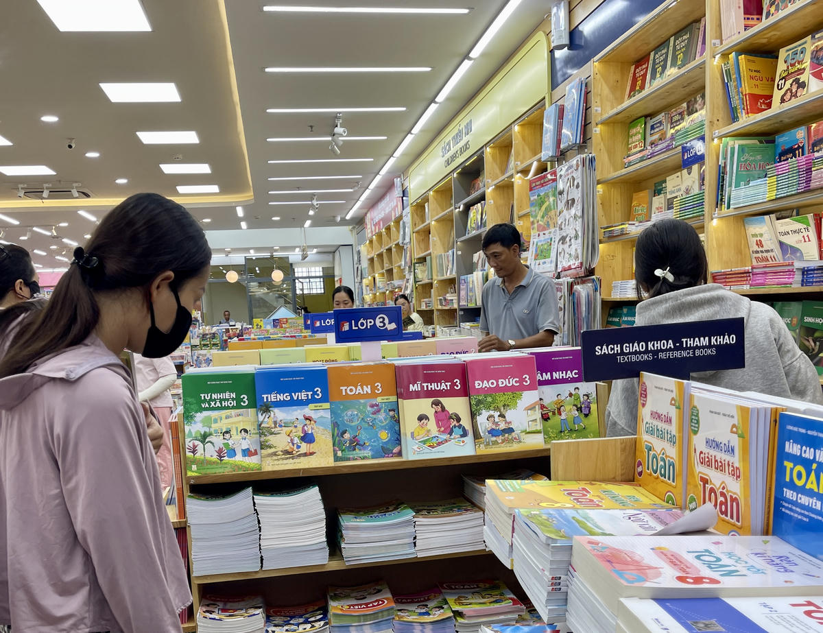 Các nhà sách ở TPHCM hiện nay thường chỉ có sách lẻ, ít đủ bộ hoàn toàn. Ảnh: Đ.Xá.