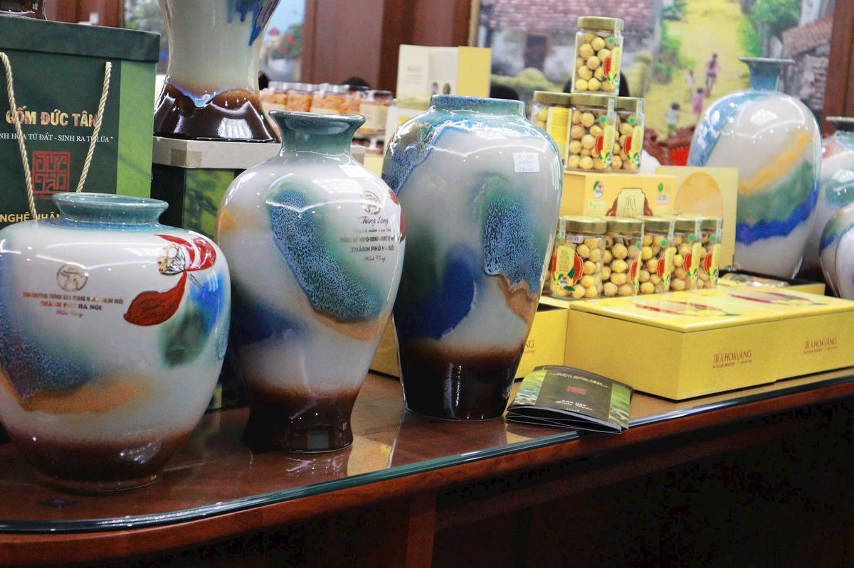 Thời gian tới, Hà Nội sẽ tiếp tục ưu tiên phát triển các sản phẩm làng nghề, sản phẩm OCOP phục vụ xuất khẩu. Ảnh: HNM