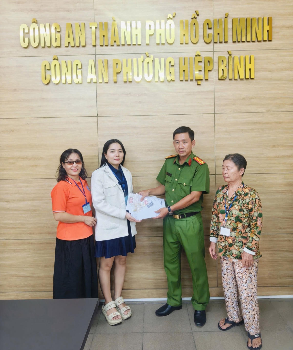 Chị Trần Thị Thùy Vân nhận lại tài sản. Ảnh: Công an cung cấp.