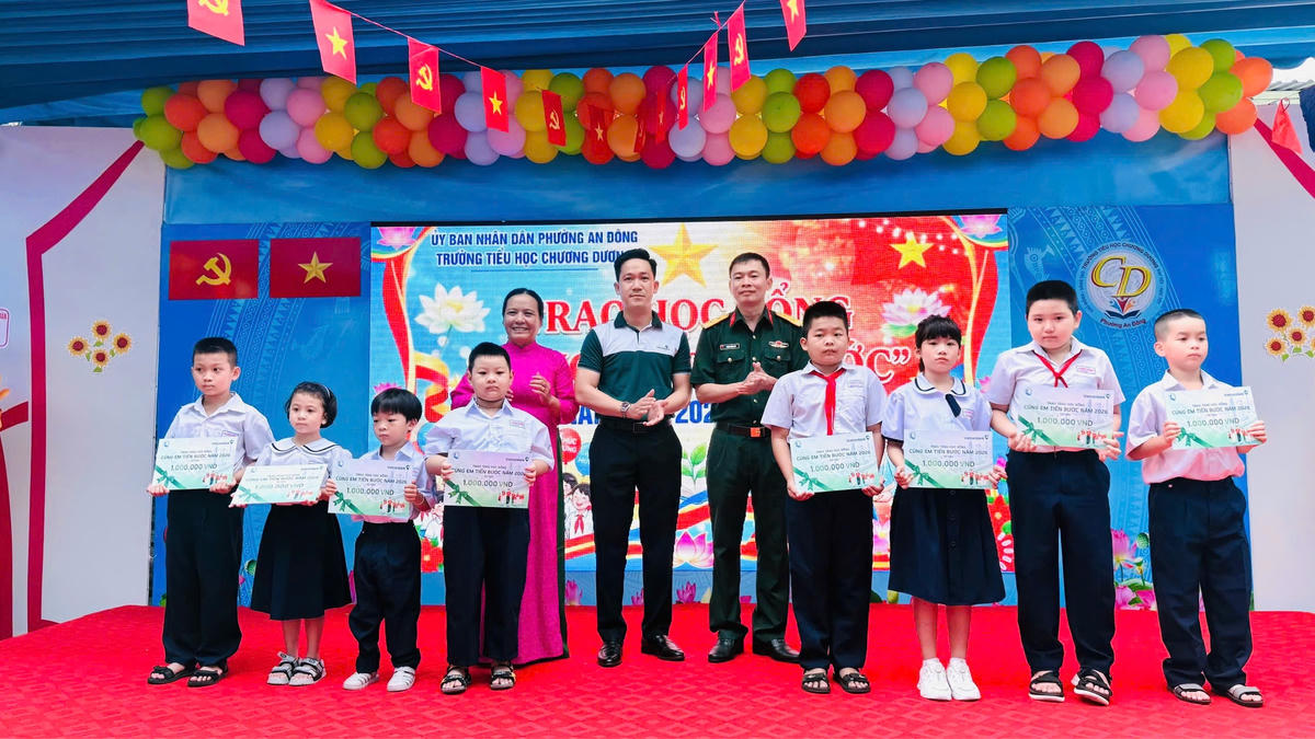 Vietcombank triển khai trao 7.350 suất học bổng "Cùng em tiến bước” nhân dịp năm học mới 2026-2027