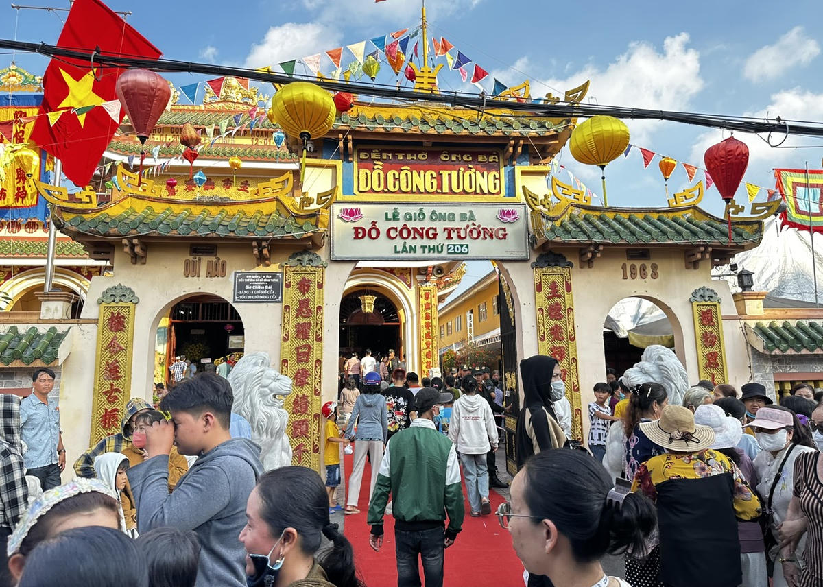 Đông đảo người dân và du khách đến dâng hương, tham dự Lễ giỗ Ông Bà Đỗ Công Tường lần thứ 206 tại Đền thờ Ông Bà Đỗ Công Tường. (Ảnh: Thanh Lâm).
