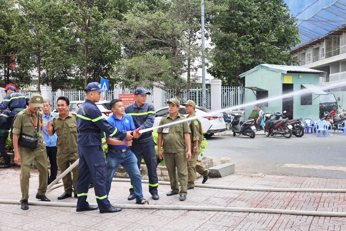 Diễn tập về PCCC tại ngày hội. Ảnh: MTBT.
