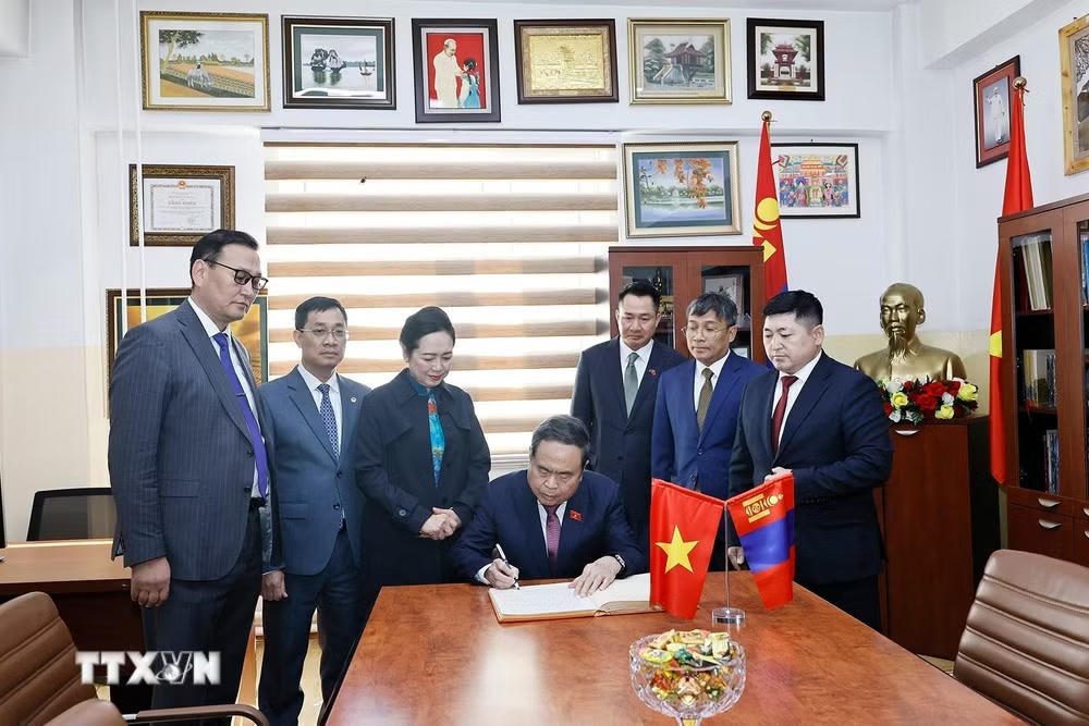 ttxvn-chu-tich-quoc-hoi-tham-truong-so-14-mang-ten-chu-tich-ho-chi-minh-o-mong-co-0909-2.jpg