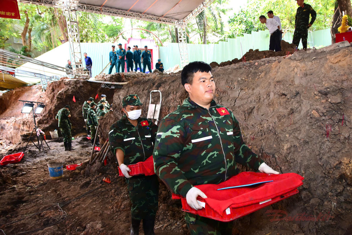Phát hiện thêm rãnh chôn có nhiều hài cốt liệt sĩ tại Công viên Lê Thị Riêng
