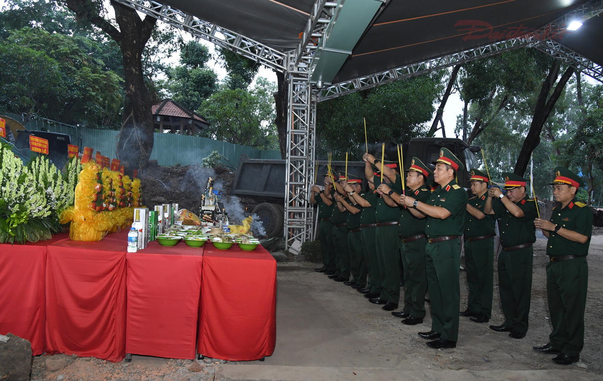 Đại biểu dâng hương tưởng niệm, tri ân các anh hùng liệt sĩ tại Công viên Lê Thị Riêng. Ảnh: Biện Cường – Lê Huy
