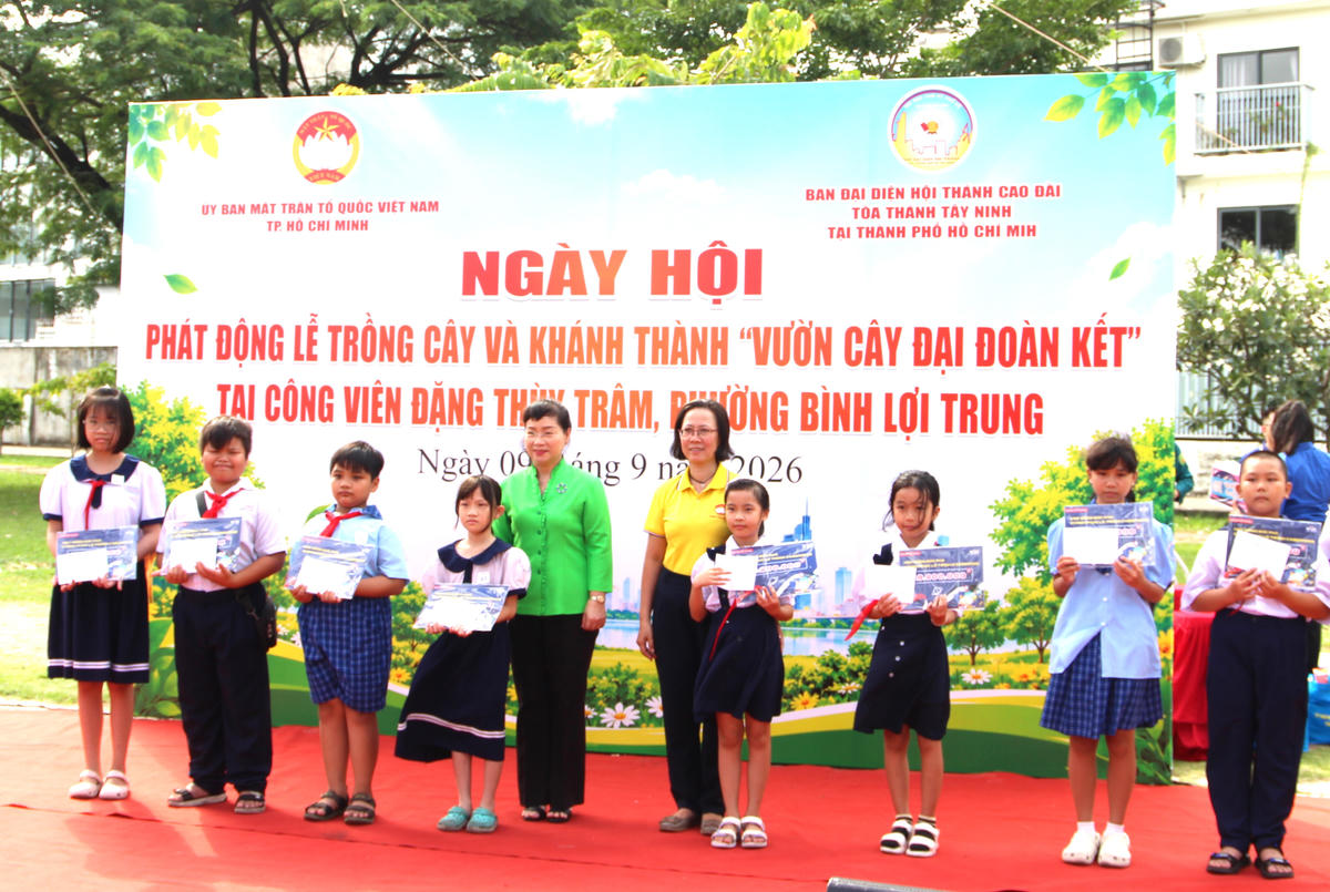 Lãnh đạo Mặt trận TPHCM, lãnh đạo phường Bình Lợi Trung trao tặng quà cho các hộ cận nghèo và học bổng cho các em học sinh. Ảnh: QĐ.