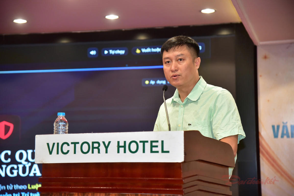Nhà báo Nguyễn Hoàng Nhật, Phó Trưởng ban Nhân Dân điện tử, Báo Nhân Dân trình bày tham luận. Ảnh: T.Luân.