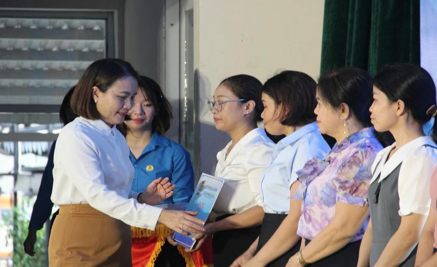 Lãnh đạo LĐLĐ thành phố Đà Nẵng trao tặng Mái ấm Công đoàn cho đoàn viên. Ảnh: PV