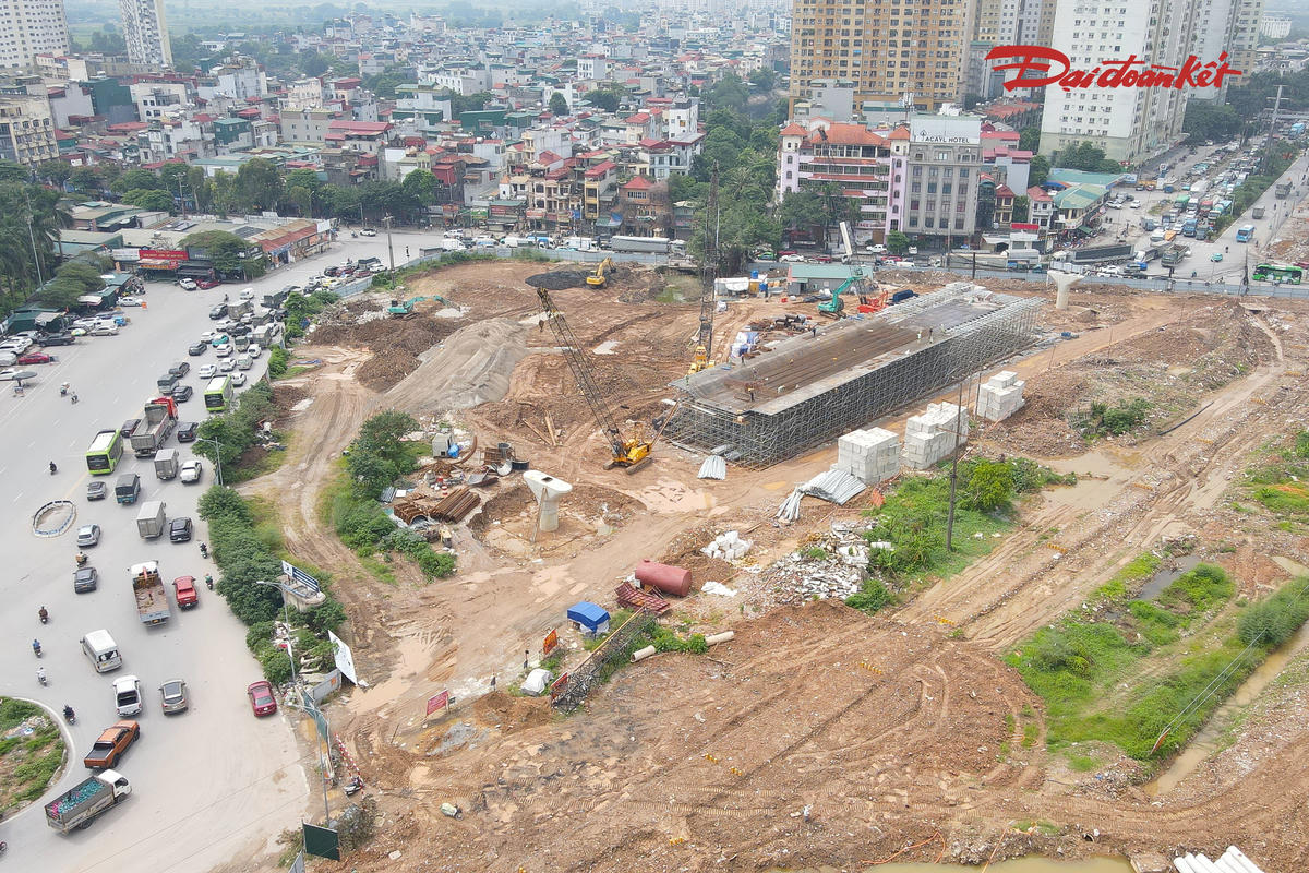 Dự án nút giao được phê duyệt từ tháng 6/2017. Tuy nhiên, quá trình triển khai gặp nhiều khó khăn do công tác giải phóng mặt bằng, khiến công trình phải tạm dừng thi công từ năm 2018.