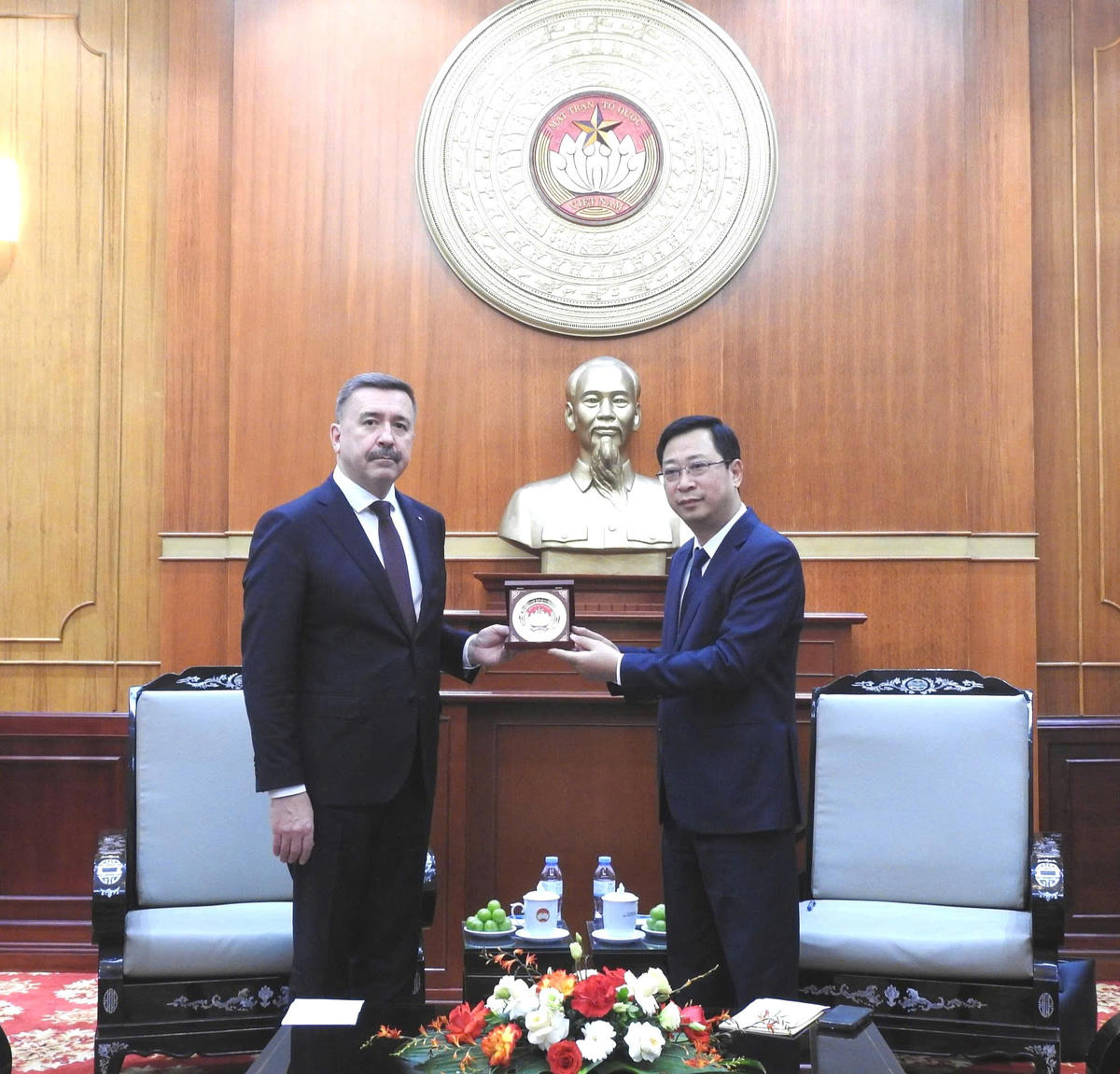 Ông Cao Xuân Thạo, Phó Chủ tịch Ủy ban Trung ương MTTQ Việt Nam trao biểu trưng của MTTQ Việt Nam tới ông Sergey Ivanovich Chernogaev Chủ tịch Liên hiệp Công đoàn Độc lập Nga