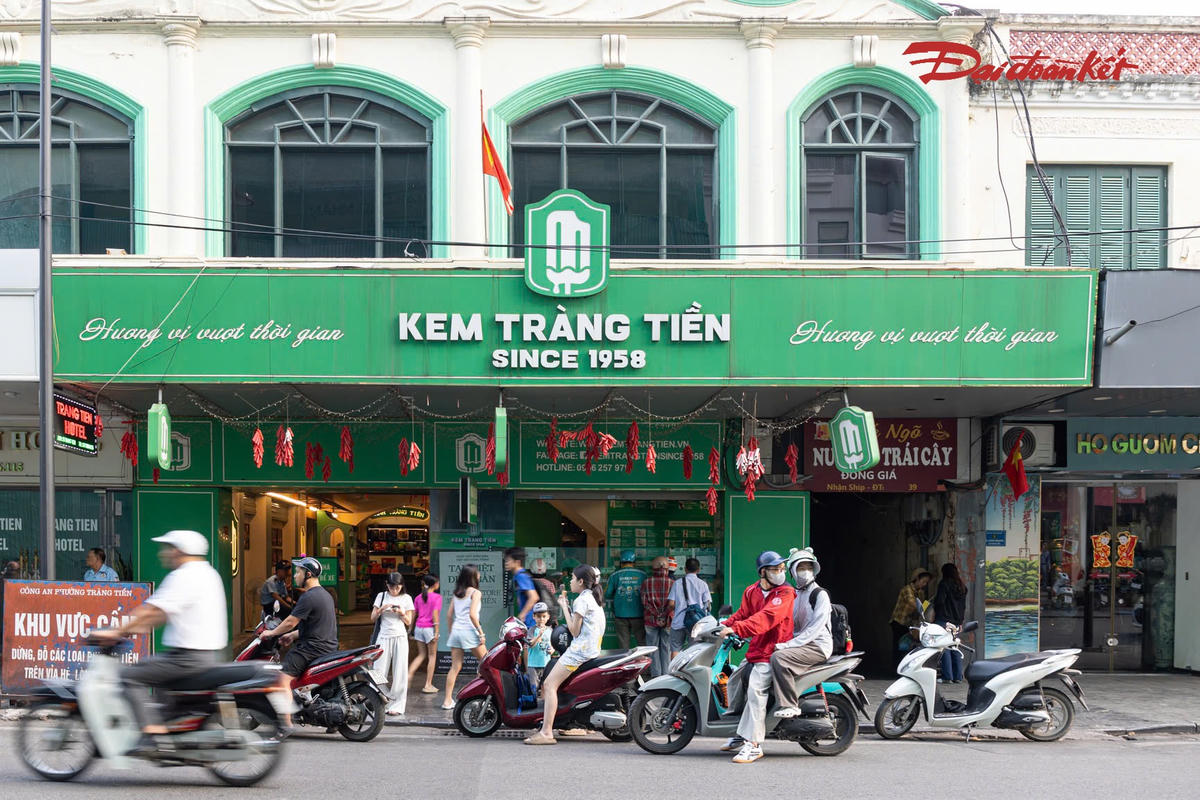 Sau thông tin thương hiệu Kem Tràng Tiền tại 35 phố Tràng Tiền sắp đóng cửa, nhiều người dân, bạn trẻ và du khách tranh thủ tìm đến để thưởng thức những que kem quen thuộc, đồng thời lưu lại những bức ảnh kỷ niệm tại nơi đã gắn bó với ký ức của nhiều thế hệ người Hà Nội
