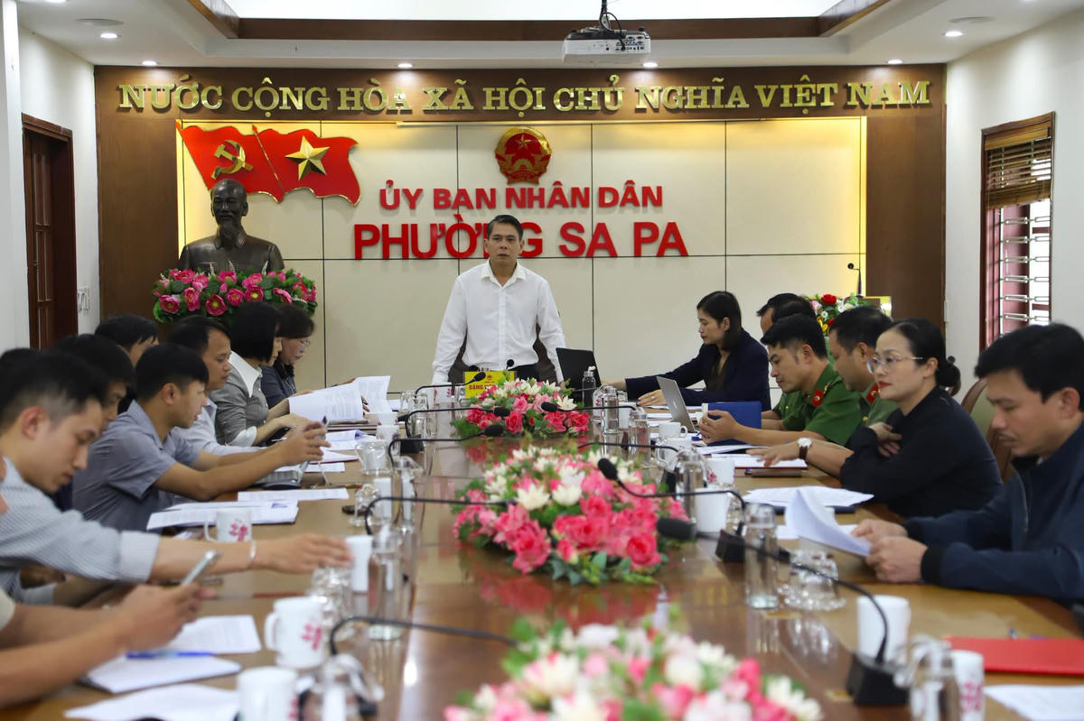 Sa Pa họp bàn phương án xử lý tình trạng chèo kéo, đeo bám du khách. Ảnh: THSP.