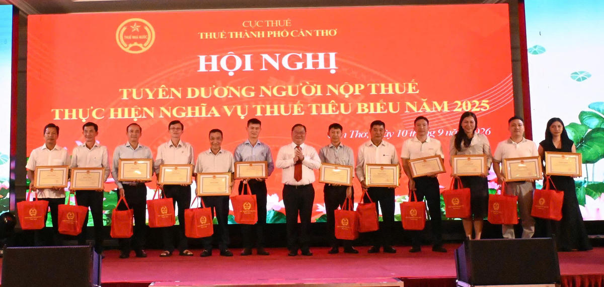 Ông Trần Quốc Vũ - Phó Chủ tịch HĐND TP Cần Thơ trao Bằng khen của UBND TP cho các đơn vị nộp thuế tiêu biểu. Ảnh HT