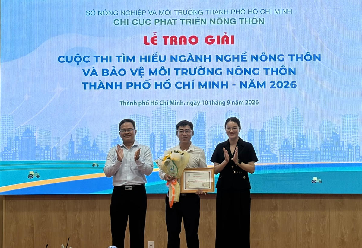 Ban Giám khảo trao giải nhất cho thể loại bài viết với tác phẩm: Làng nghề bánh tráng Phú Hòa Đông chủ động chuyển mình. Ảnh: V.Phong.