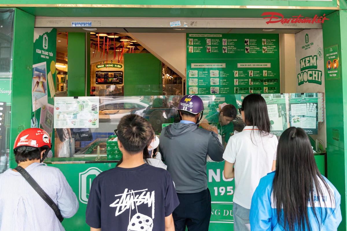 Kem Tràng Tiền trước ngày đóng cửa: Khách xếp hàng kín vỉa hè, tranh thủ lưu kỷ niệm