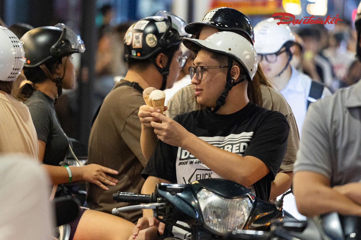 Đến ăn kem trước ngày cửa hàng đóng cửa bạn Nguyễn Văn Hoàng chia sẻ:“Mình sống ở Hoàn Kiếm nên khá quen với kem Tràng Tiền. Thương hiệu vẫn chuyển sang các địa điểm mới nhưng việc 35 Tràng Tiền đóng cửa vẫn khiến mình thấy tiếc. Mấy ngày này đông khách nên mình cũng muốn đến một lần trước ngày cửa hàng dừng đón khách".