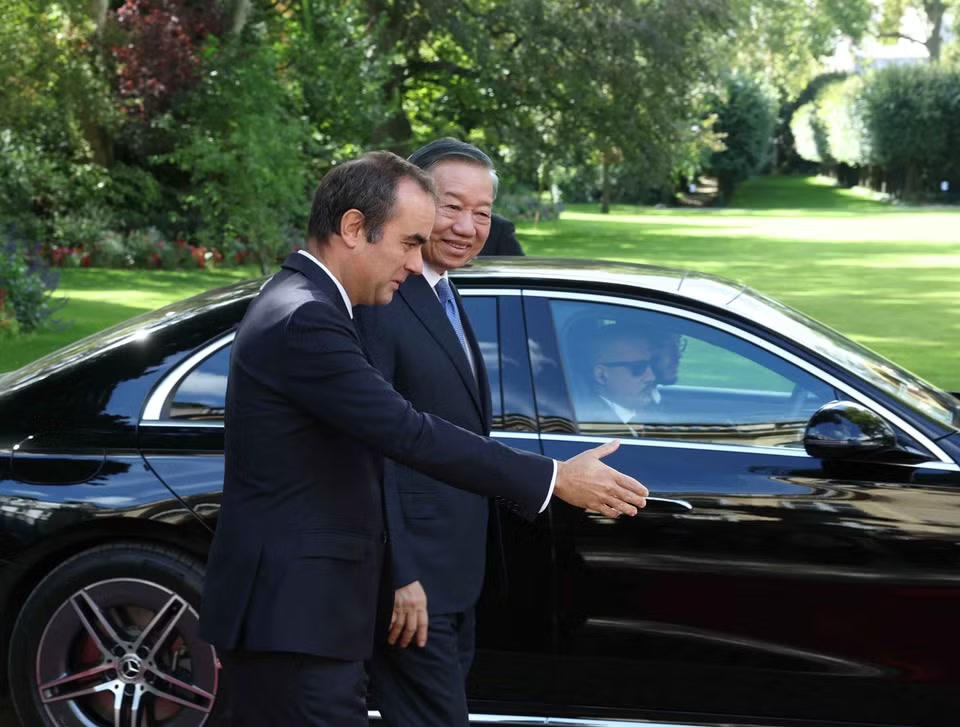 Thủ tướng Pháp Sébastien Lecornu đón Tổng Bí thư, Chủ tịch nước Tô Lâm. (Ảnh: Thống Nhất/TTXVN)