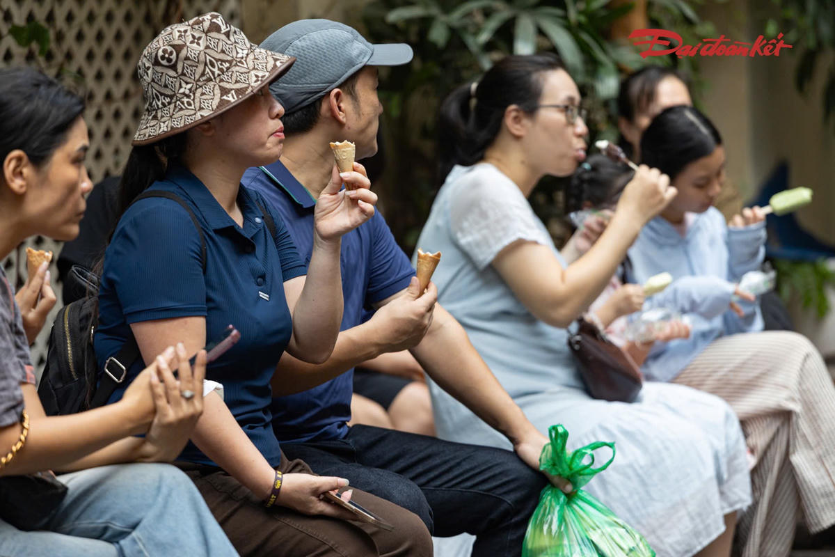 Kem Tràng Tiền trước ngày đóng cửa: Khách xếp hàng kín vỉa hè, tranh thủ lưu kỷ niệm