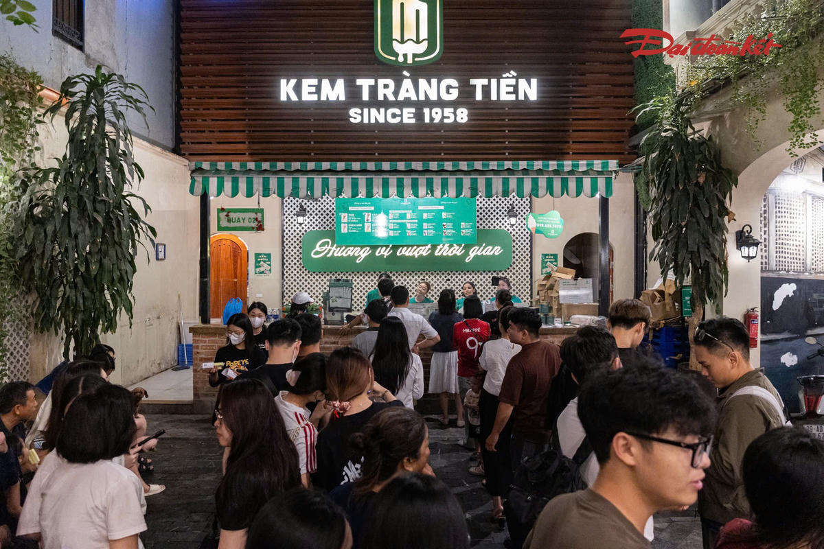 Kem Tràng Tiền trước ngày đóng cửa: Khách xếp hàng kín vỉa hè, tranh thủ lưu kỷ niệm