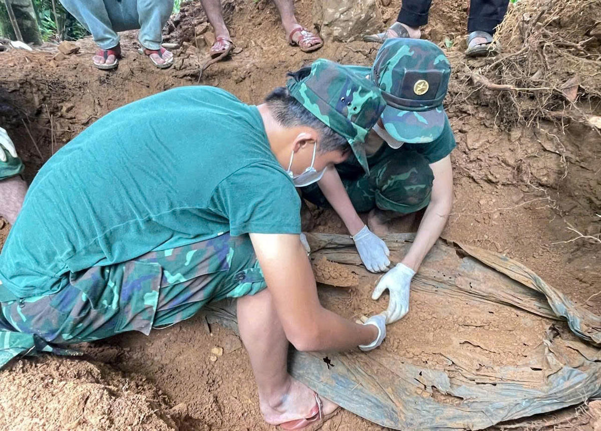 Lực lượng chức năng đang khai quật hài cốt liệt sĩ. Ảnh: QS.